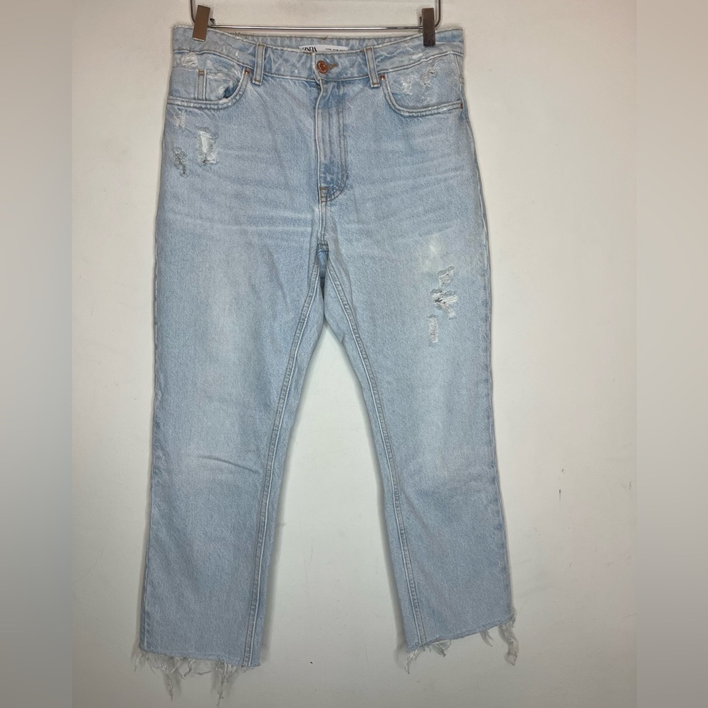 Zara Mom Fit Light Wash Jeans. Size 6